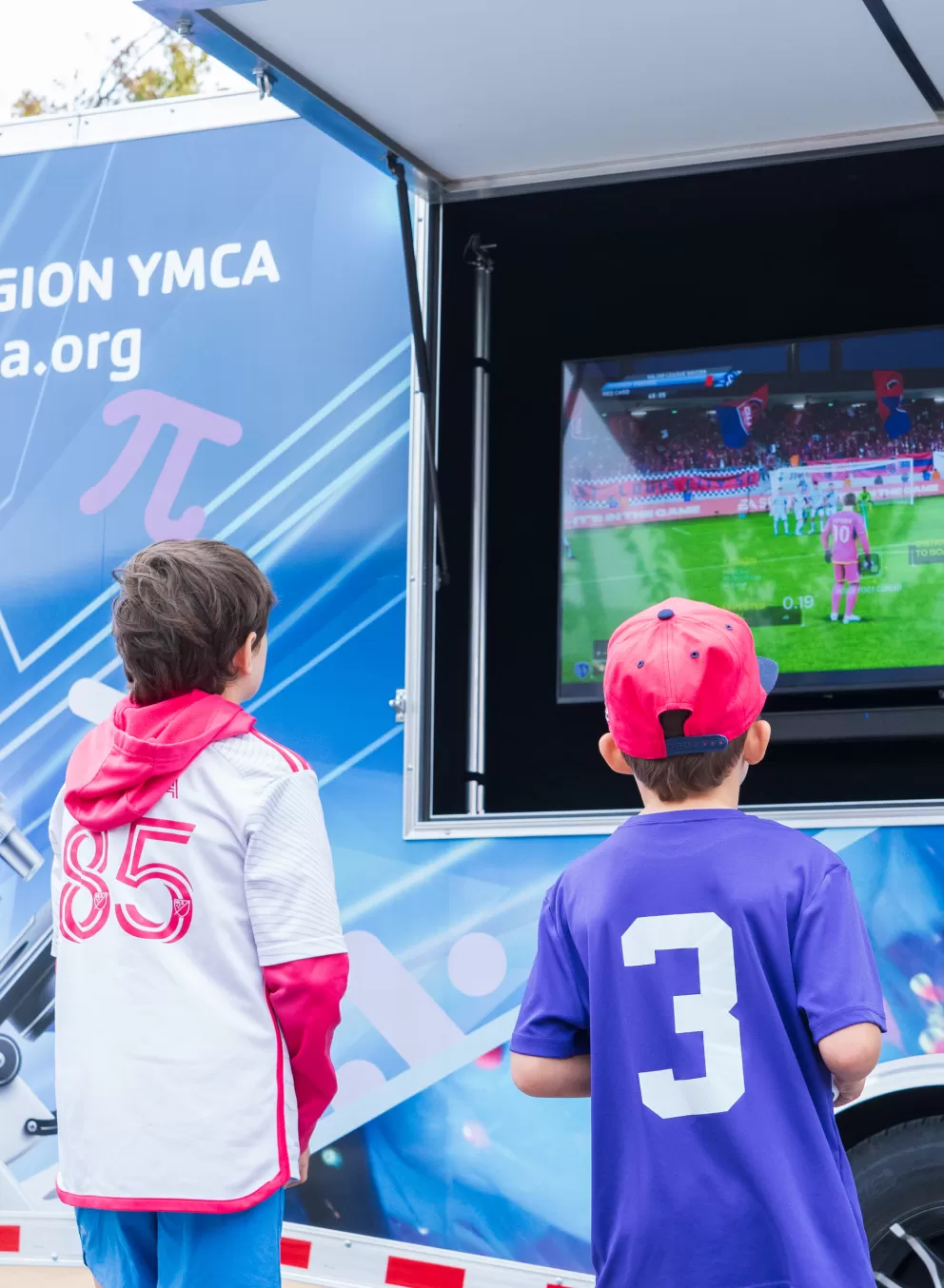 kids playing esports at mobile y