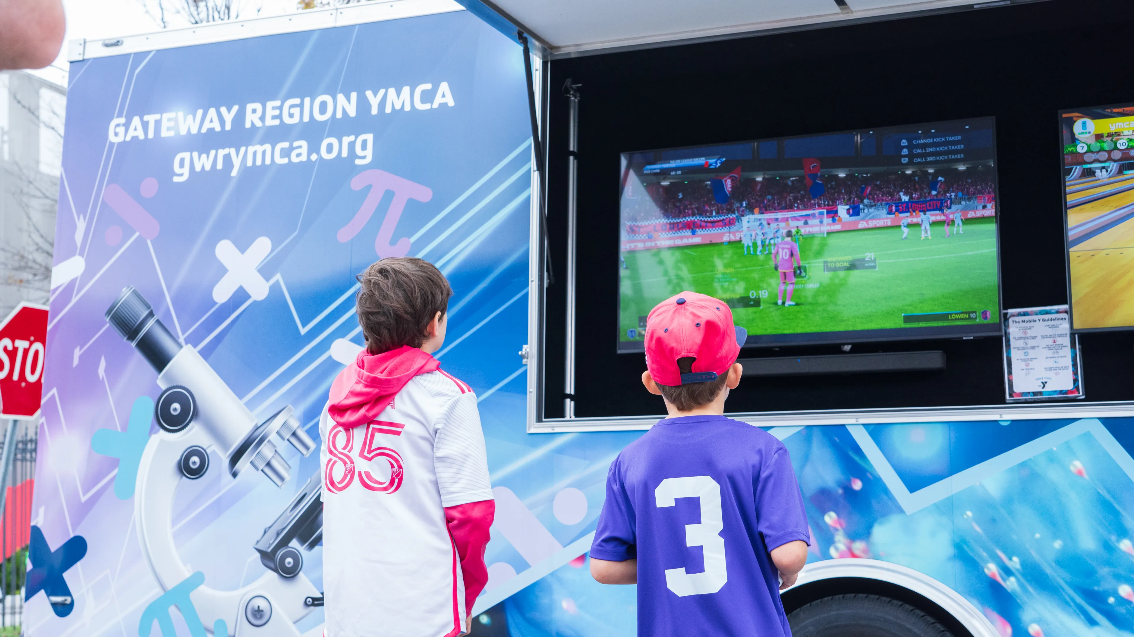 kids playing esports at mobile y
