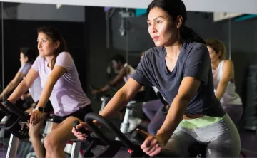 Wanting to try a spinning class? Here are some essential tips to read before your first spin class.